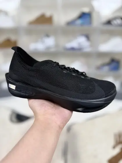 价格调整本地120 ▪️Y2版本 Nike Streakfly 2 柔软舒适耐磨 低帮 休闲短跑竞速跑步鞋 男女款 黑武士 ▪️ (36 36.5 37.5 38 38.5 39 40 40.5 41 42 42.5 43 44 44.5 45) ▪️货号:HF6416-006 ▪️Nike Streakfly 2是一款专为短距离竞速设计的高性能跑鞋.单只42码仅重126克,比前代减轻40克,接近田径钉鞋的轻盈感,适合追求速度的跑者.搭载全掌Flyplate碳纤维板,提供强劲推进力,配合ZoomX泡棉中底,能量回馈出色,滚动感顺滑.外底采用轻薄橡胶材质,抓地力出色,湿滑路面也能稳定发挥.工程精制网眼鞋面,透气性极佳,贴合脚部轮廓,减少闷热感.ZoomX泡棉中底兼顾缓震与回弹,适合短距离快速奔跑.Nike Streakfly 2是为追求速度的精英跑者或短距离竞速爱好者设计的高性能跑鞋,其轻盈、响应迅速的特点使其成为短距离比赛和训练的理想选择,但需根据自身脚型和跑步习惯合理选择.